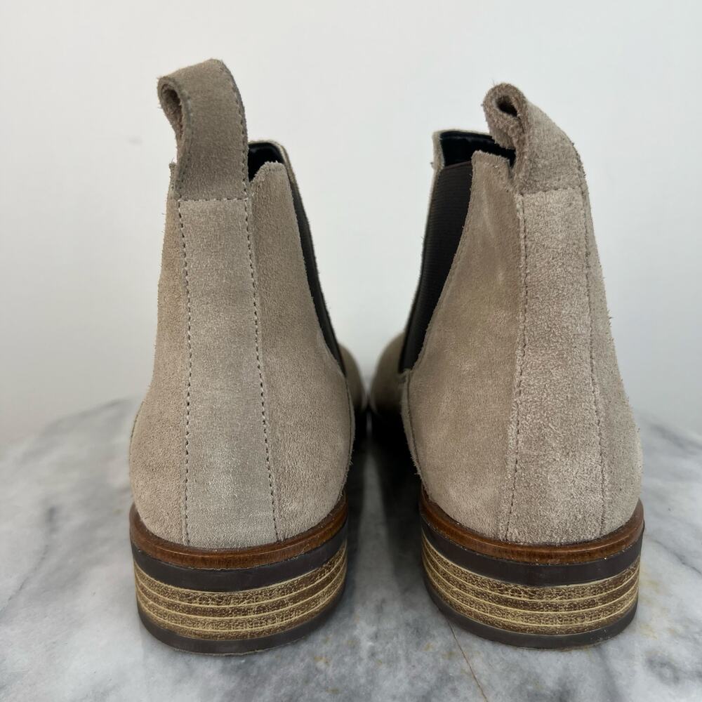 Clarks Women's Beige Suede Pull On Ankle Chelsea Boots (Sz 8.5) - Picture 4 of 11